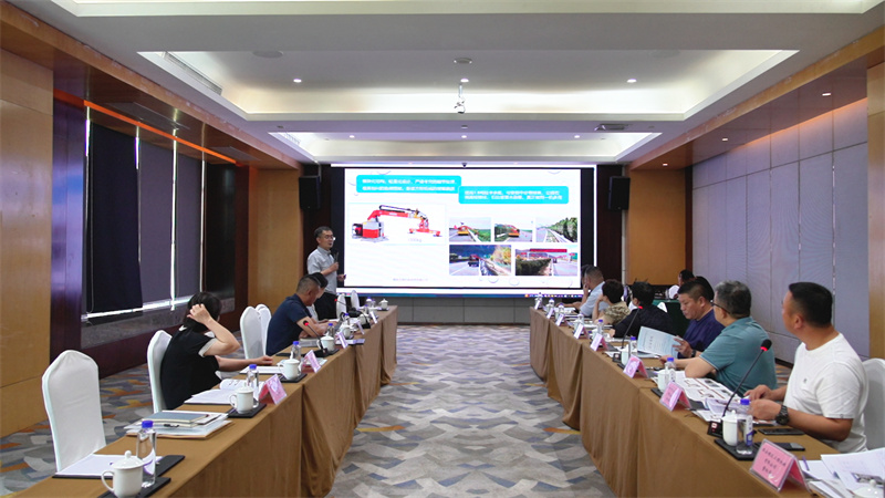 新能源公路綠籬修剪機(jī)新品發(fā)布與推介會(huì)在煙臺召開